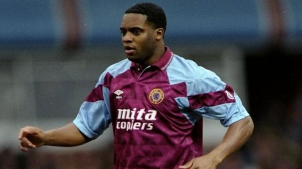 Aston Villa fan piano tributo a Dalian Atkinson dopo la morte Taser